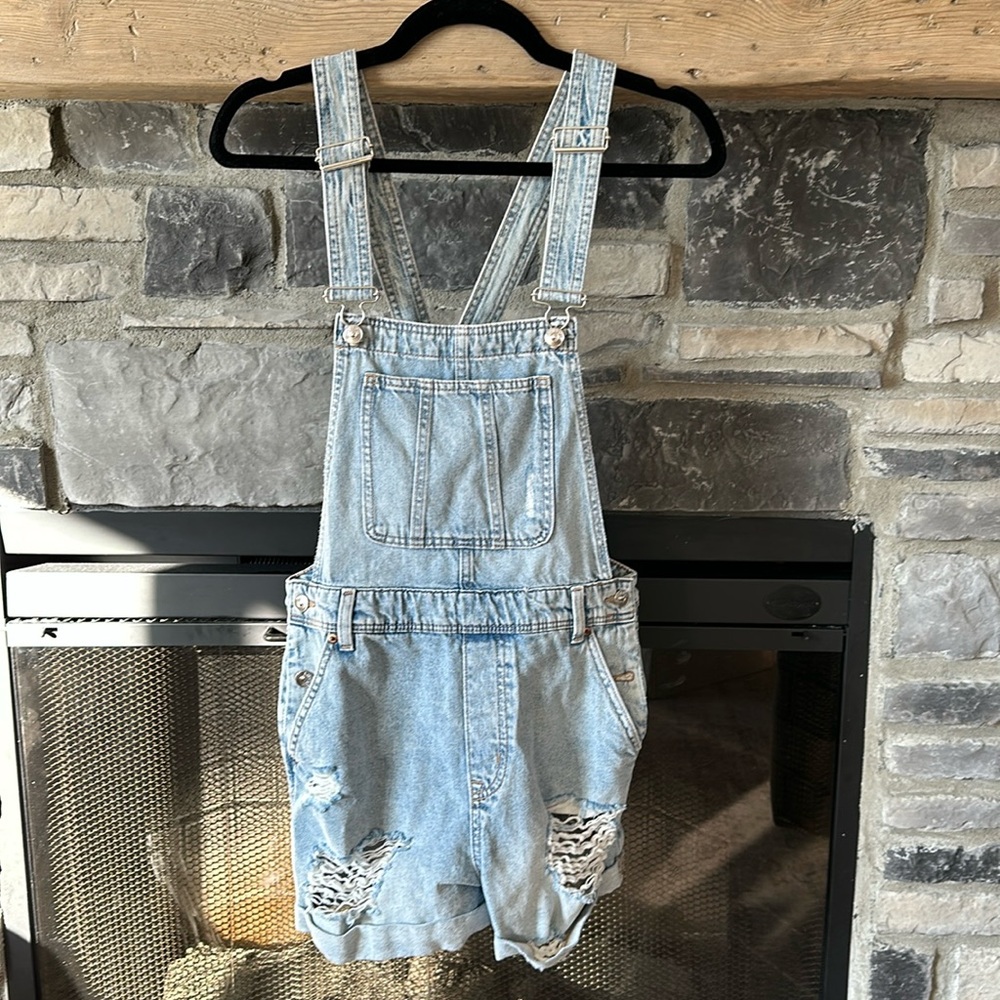 Light was distressed bin overall short. No stains and great condition.